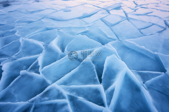 结冰的水面图片