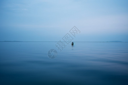 宁静的湖泊背景图片