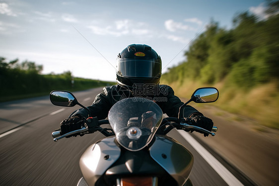 风驰电掣的摩托车图片