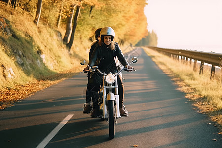 戴头盔的年轻夫妇在公路上骑行图片