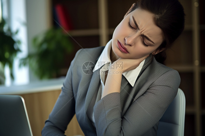 坐在办公室劳累的女性图片