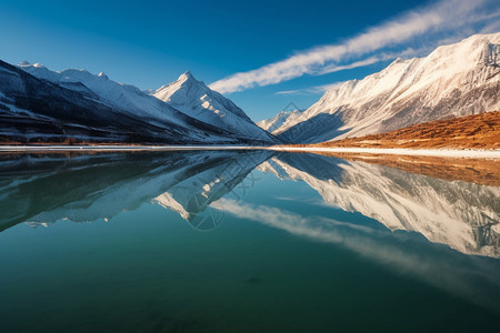 大自然的雪山和湖泊图片