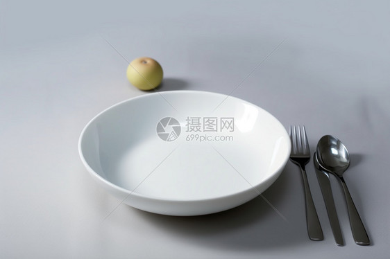白色的盘子和餐具图片