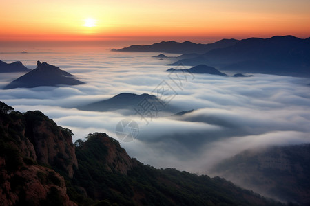 美丽的山峦日出景观图片