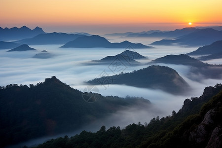 夏季山峦日出的景观图片