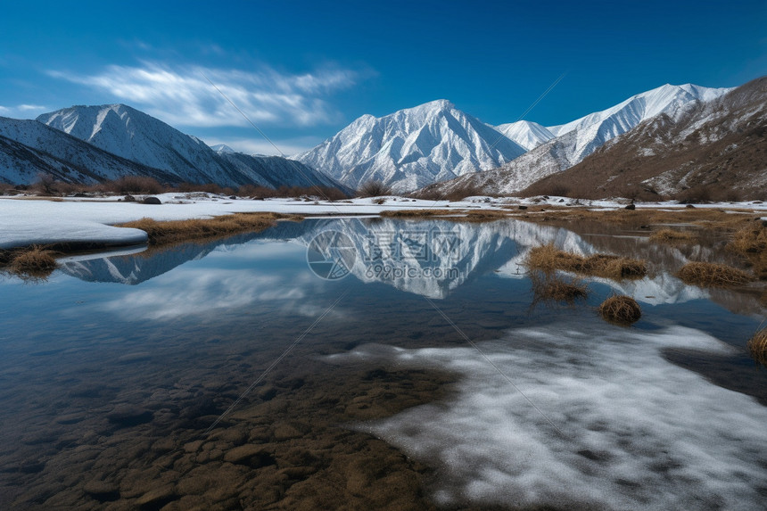 透明的冰湖图片