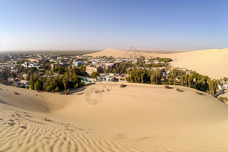 被沙丘包围的村庄图片