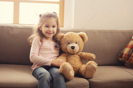 抱着玩具熊的女孩图片