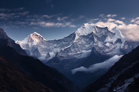 巍峨耸立的雪山图片