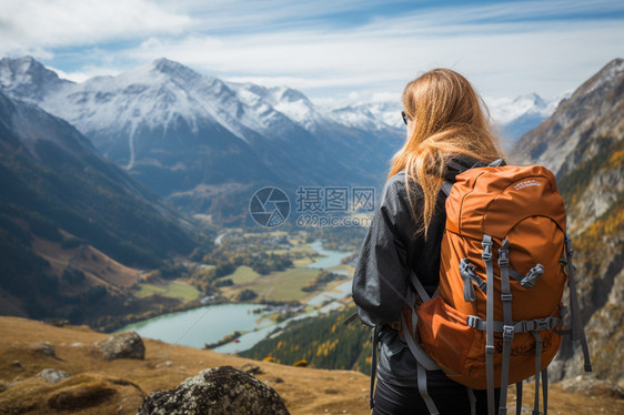 登山运动的女孩图片