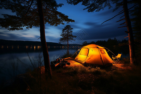 湖泊旁的露营帐篷图片