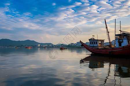 晴朗天空下的港湾图片