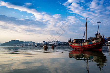 海水上停靠的渔船图片