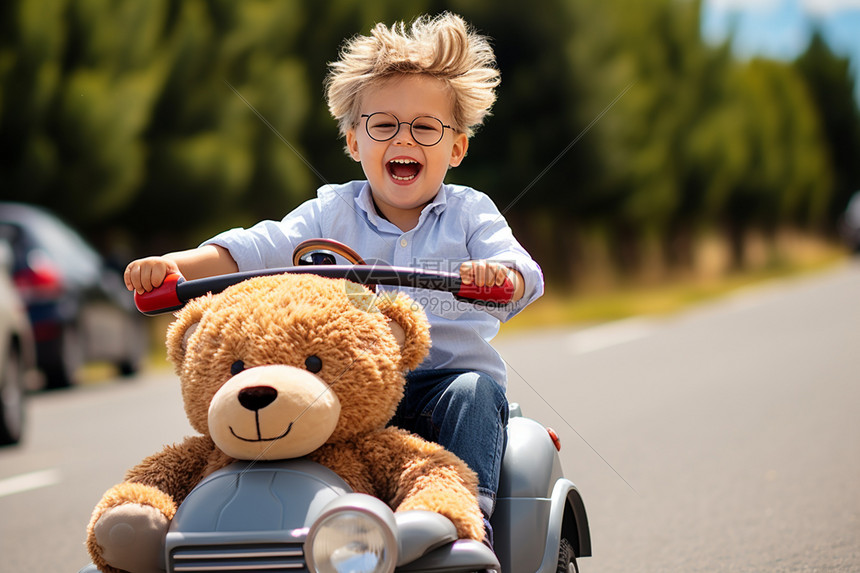 孩童骑着玩具车在路上行驶图片