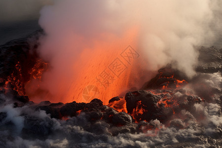 喷发的火山现场图片