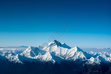 户外巍峨的雪山图片