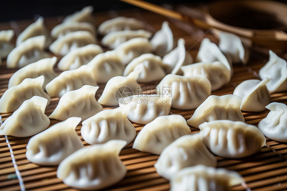 包好成形的肉饺子图片