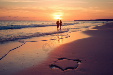 海滩上的幸福情侣图片