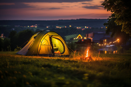 山顶中的露营帐篷图片