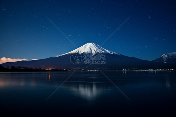 夜空下的远山图片