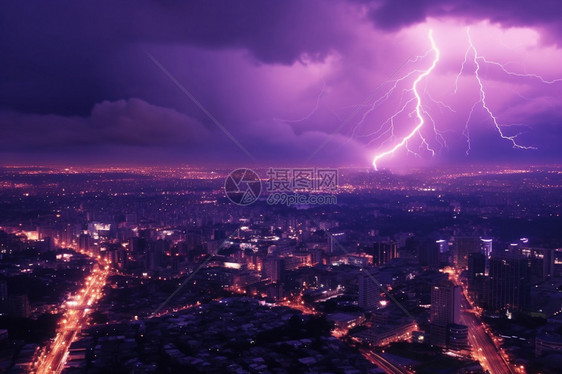 暴风雨时的城市景观图片