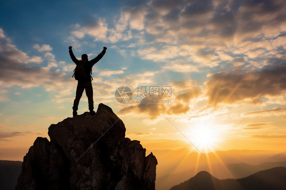 登上山顶的背影图片