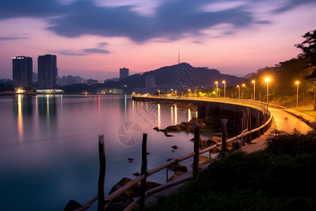 紫色天空下的城市夜景图片