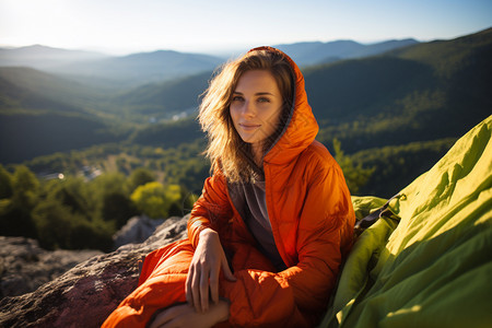 女人登山了山顶图片