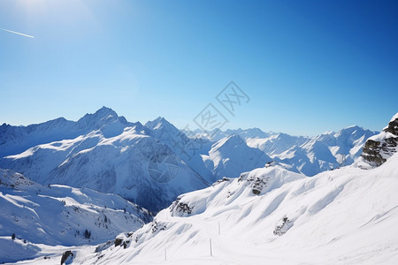 冰雪覆盖下的连绵的山坡图片