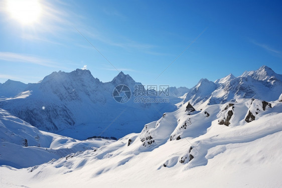 白雪覆盖的山川图片