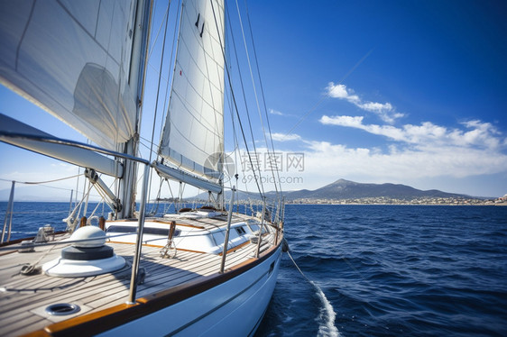 大海上行驶的帆船图片