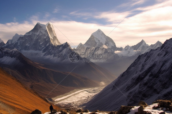 大山深沟里的积雪图片