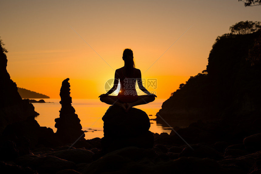 黄昏下练瑜伽的女子图片