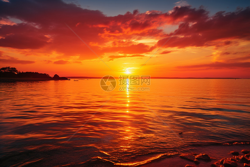 夕阳下辽阔的海面图片