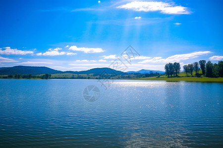 湖上的蓝天白云图片