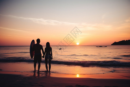 夫妻在海边看日落图片