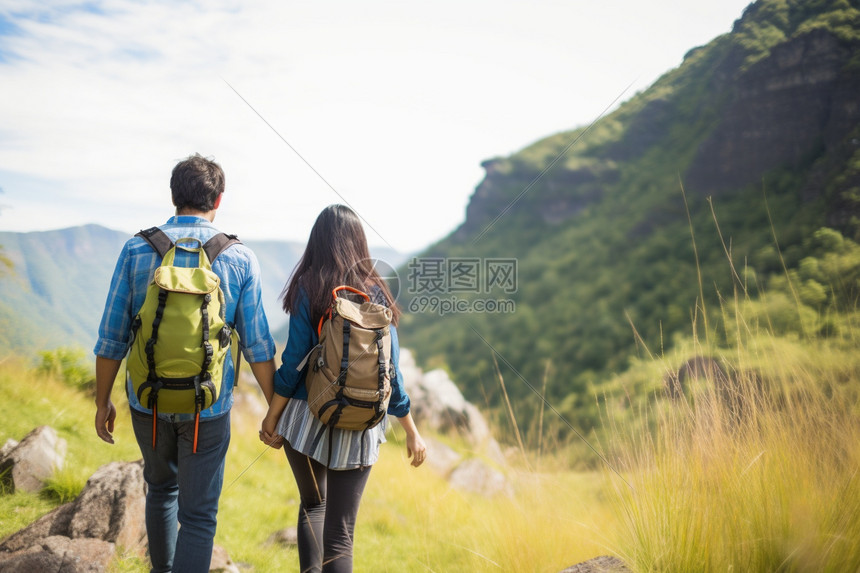 徒步旅行的情侣图片