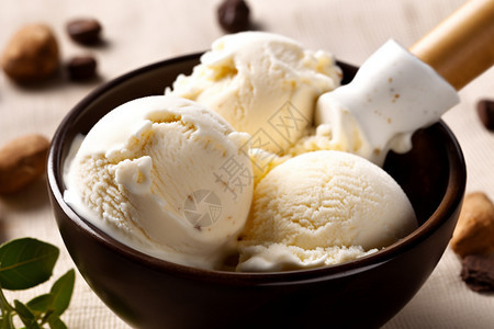瓷碗中的香草冰淇淋图片