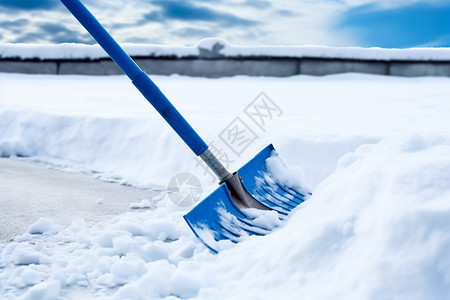 雪地里铲雪背景图片