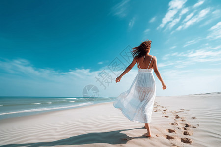 沙滩漫步的女士图片