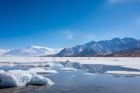 新疆雪山的壮观景色图片