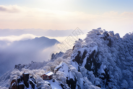 下雪的山顶图片