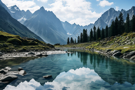 阿勒泰山脚下清澈的湖水图片