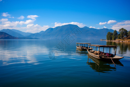 蓝色湖泊小船背景图片