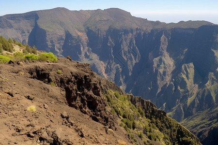 崎岖陡峭的高山图片