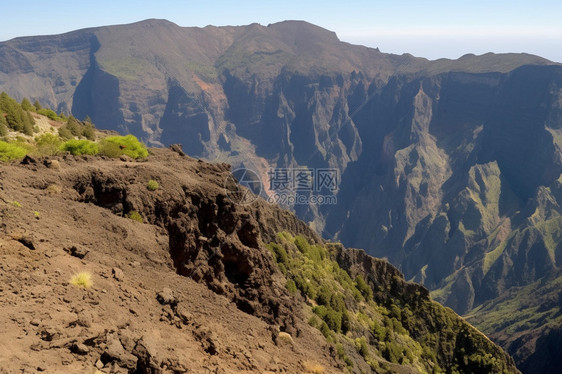 崎岖陡峭的高山图片