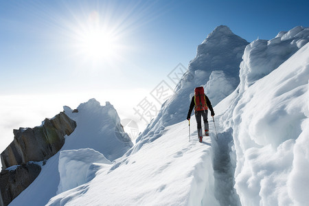 孤独的雪山登山爱好者图片