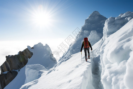 孤独的雪山登山爱好者图片