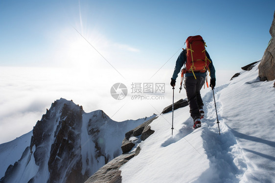 冬季户外登山爱好者图片