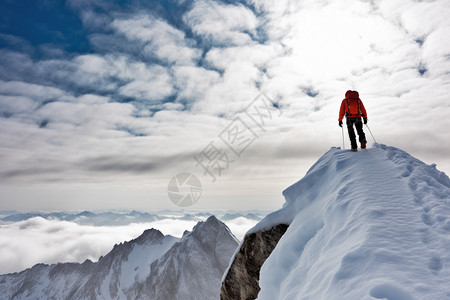 到达雪山顶峰的登山者图片